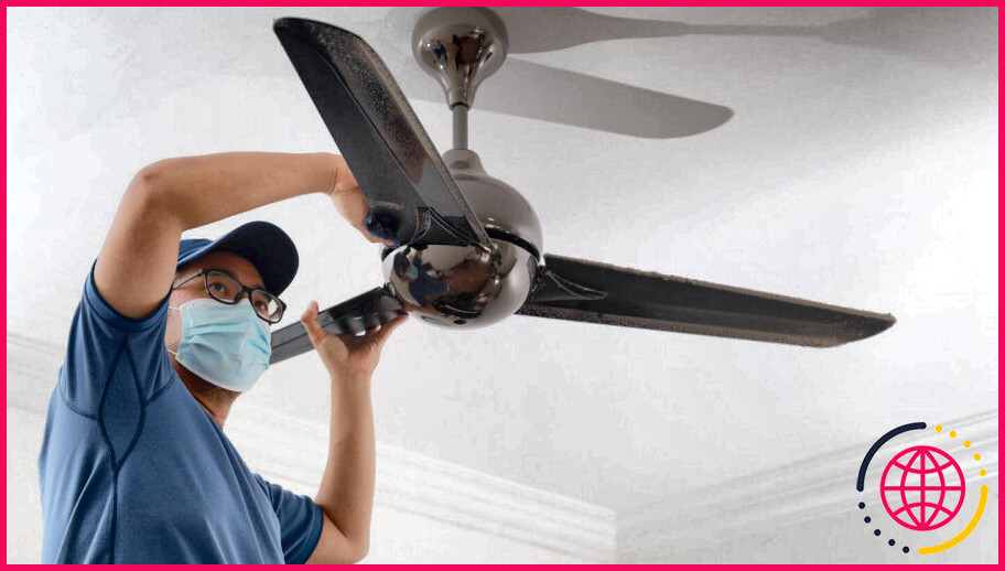 Comment nettoyer des pales de ventilateur de plafond collantes ?
