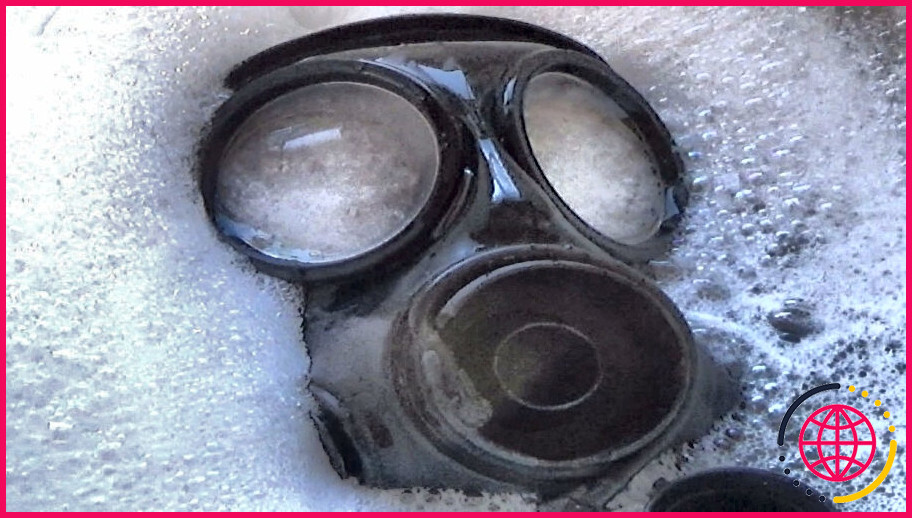 Comment nettoyer un masque à gaz m50 ?
