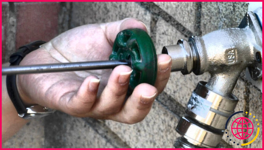 Comment réparer une poignée de robinet extérieur qui goutte quand on ouvre l'eau ?
