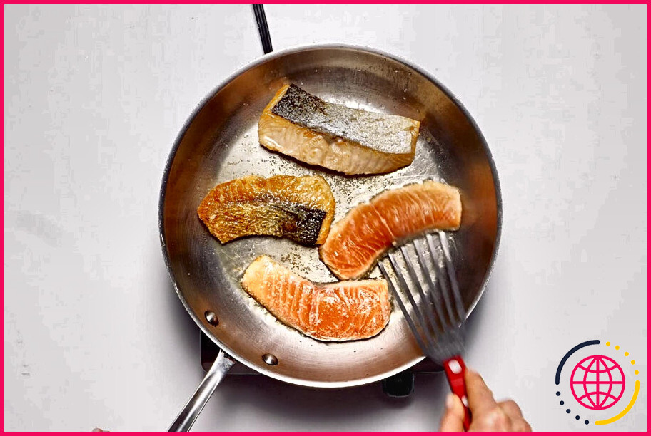 Faut-il cuire le saumon avec la peau vers le haut ou vers le bas ?

