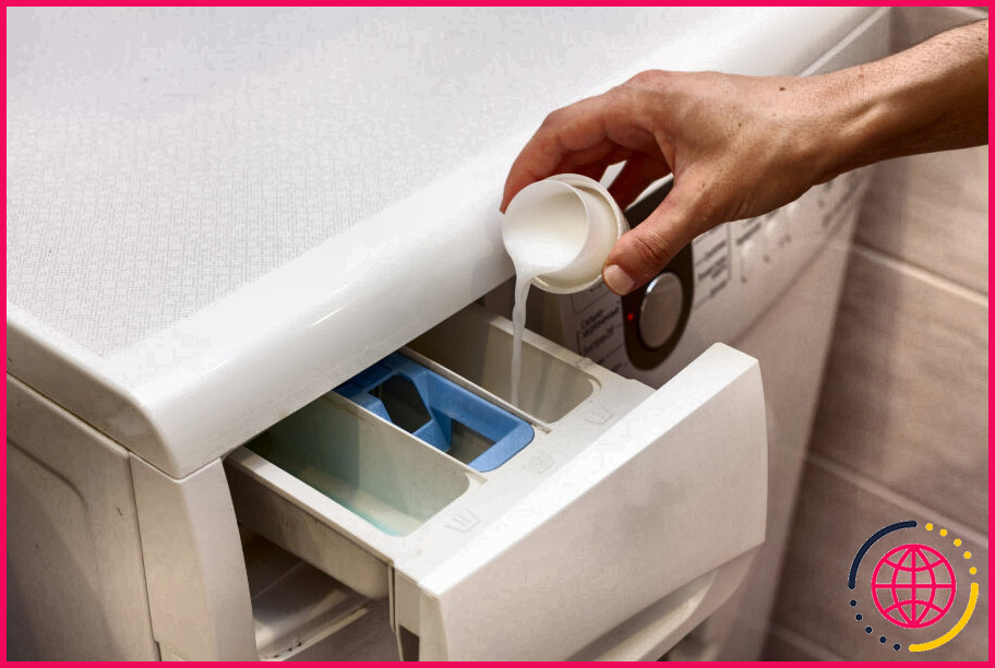 Où mettre de l'eau de javel dans une machine à laver à chargement frontal ?
