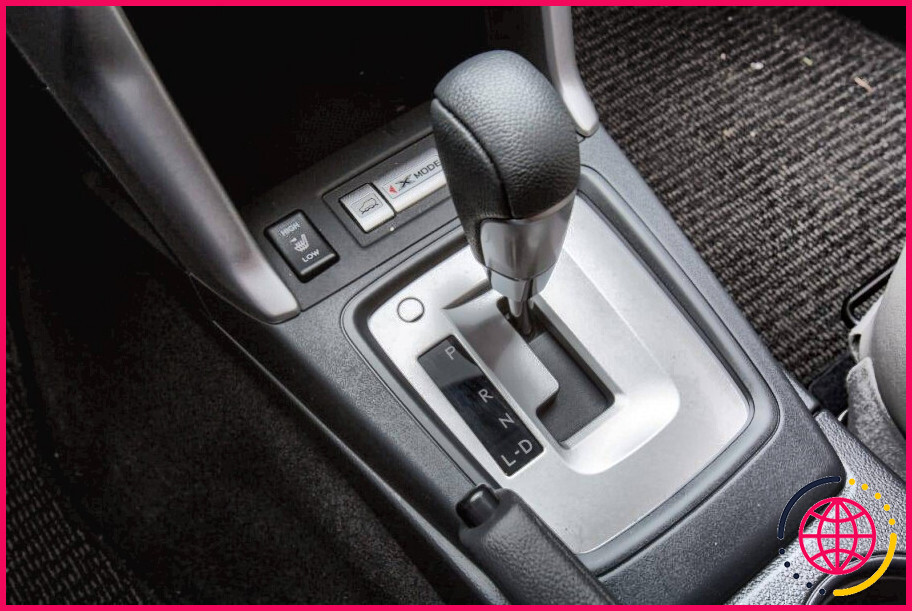 Où se trouve le levier de vitesse dans un véhicule à transmission automatique ?
