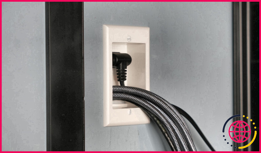 Pouvez-vous faire passer des câbles hdmi derrière un mur ?