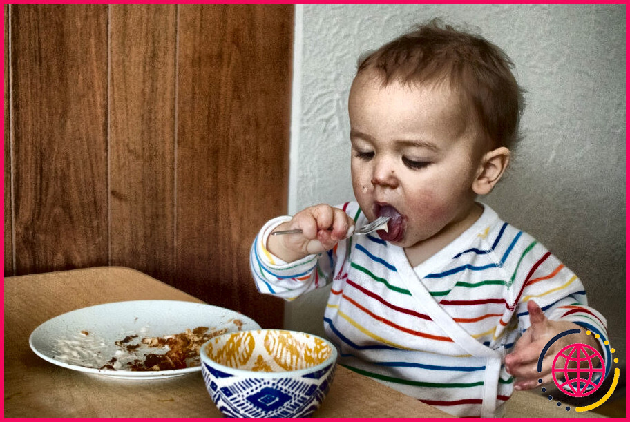 Quand un bébé doit-il commencer à utiliser une fourchette et une cuillère ?