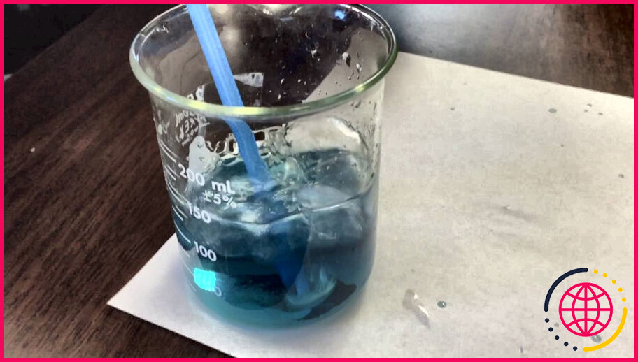 Que devient le bleu de bromothymol lorsqu'on ajoute du dioxyde de carbone ?
