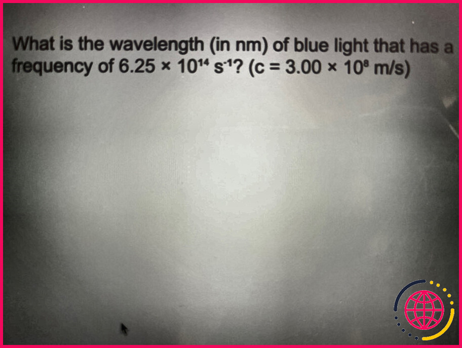 Quelle est la longueur d'onde de la lumière bleue qui a une fréquence de ?

