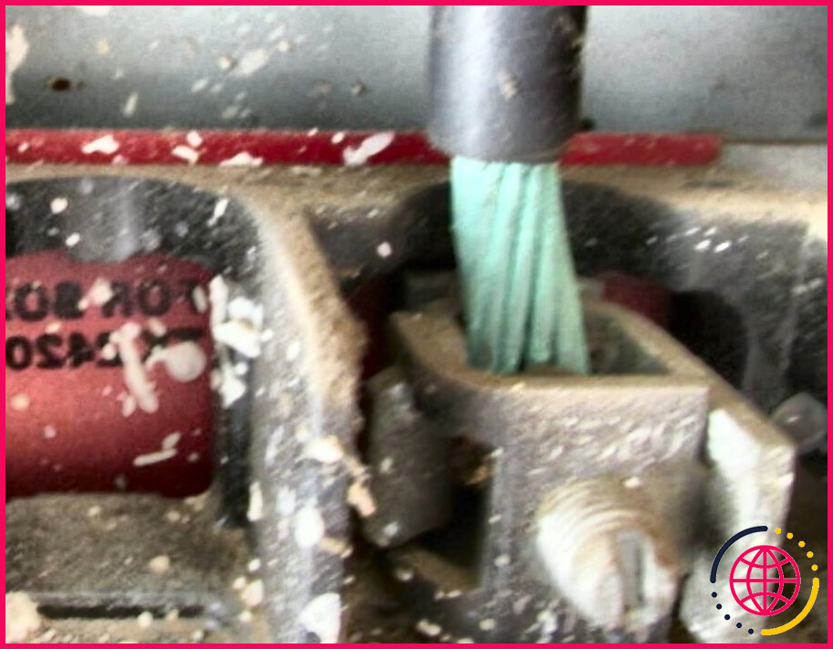 Qu'est-ce qui cause la corrosion sur les fils électriques ?
