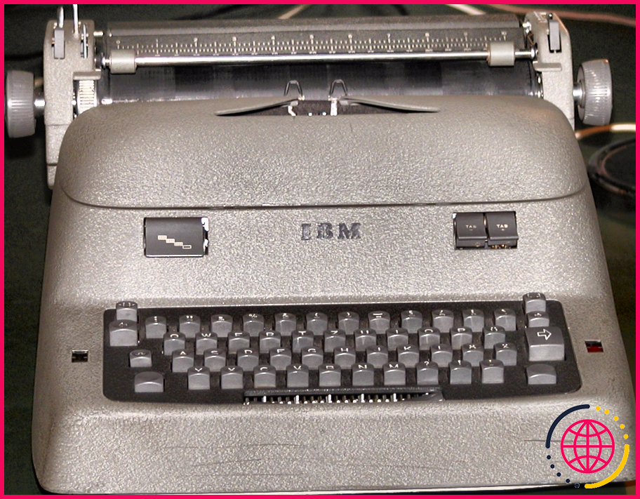Qui a fabriqué la première machine à écrire électrique ?
