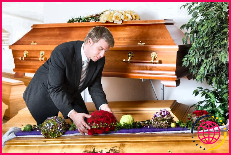 Combien gagne un directeur de services funéraires ?
