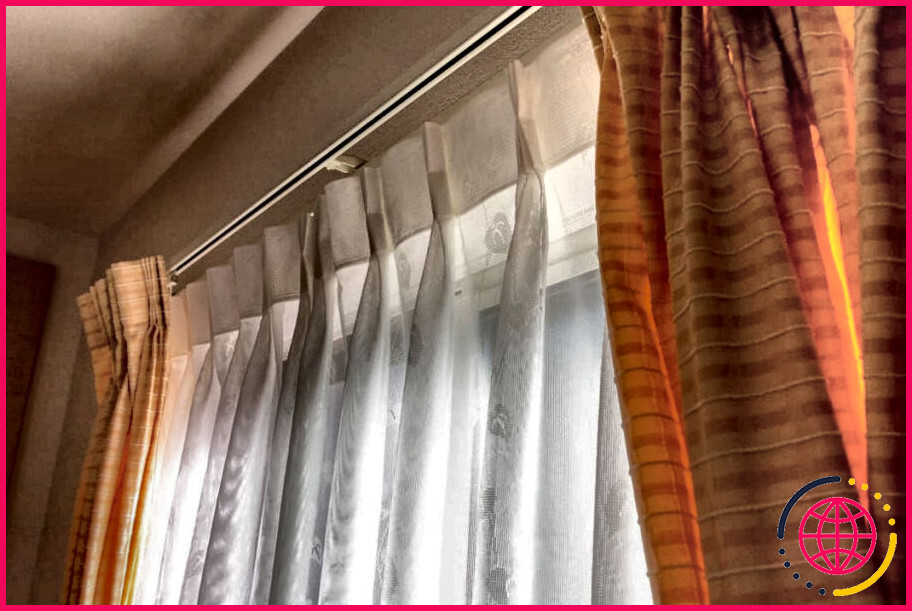 Comment accrocher des rideaux à plis pincés avec des crochets ?
