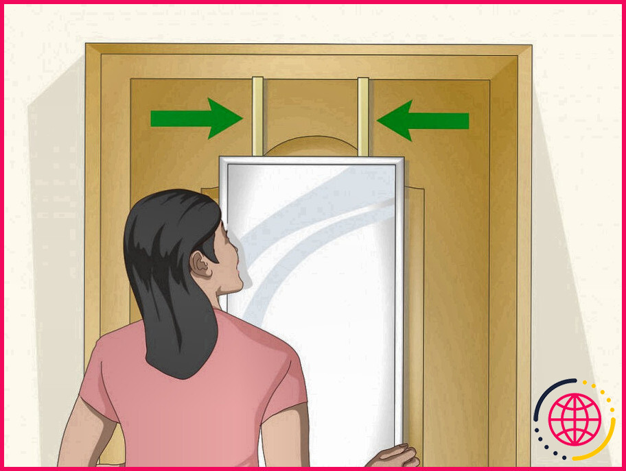 Comment accrocher un miroir lourd sur une porte creuse ?
