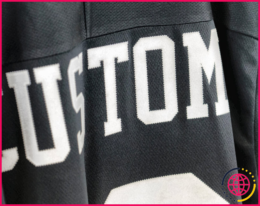 Comment coudre les lettres sur un maillot de hockey ?
