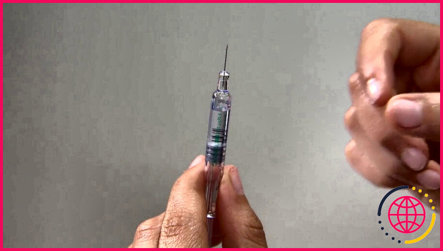 Comment injecter une seringue préremplie en intramusculaire ?
