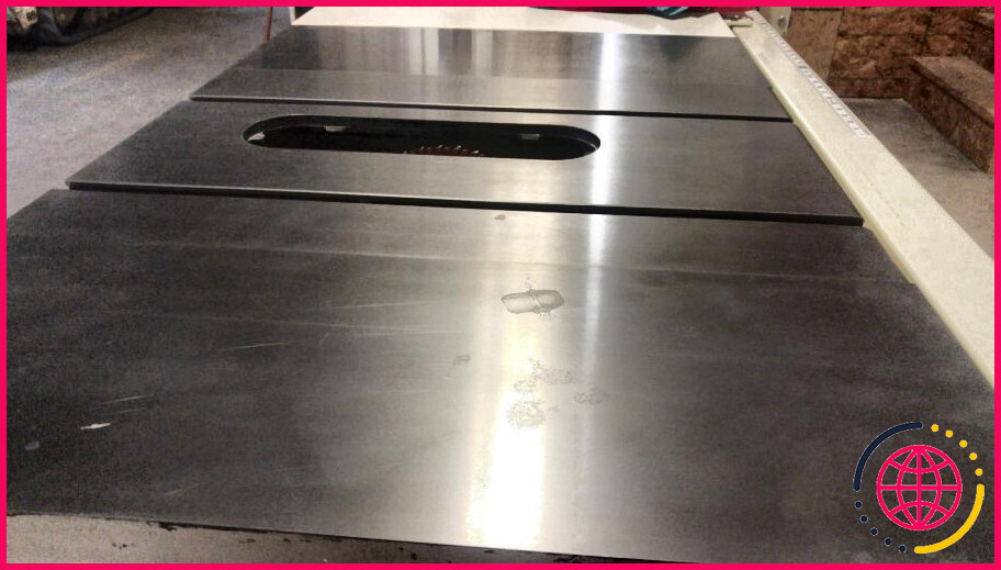 Comment nettoyer le plateau d'une scie à table en acier ?
