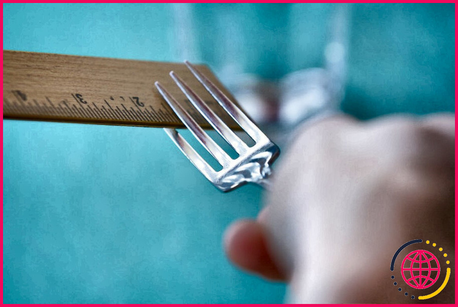 Comment redresser la fourche d'une fourchette ?
