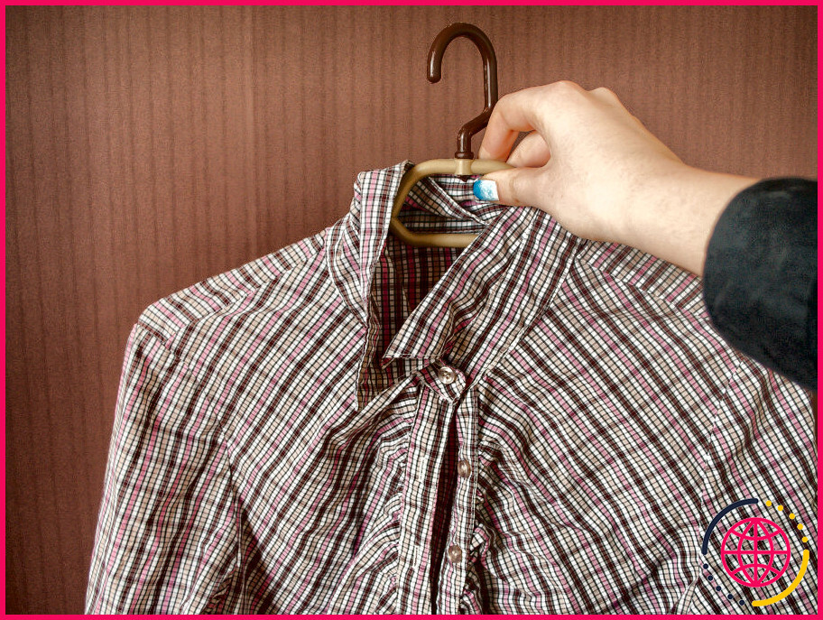 Dans quel sens doit-on orienter une chemise sur un cintre ?
