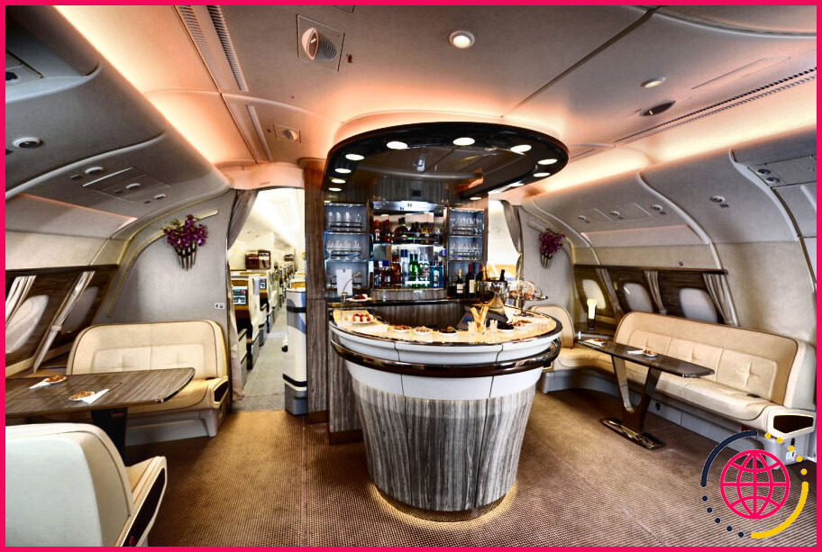 Le 777 d'emirates a-t-il un bar ?
