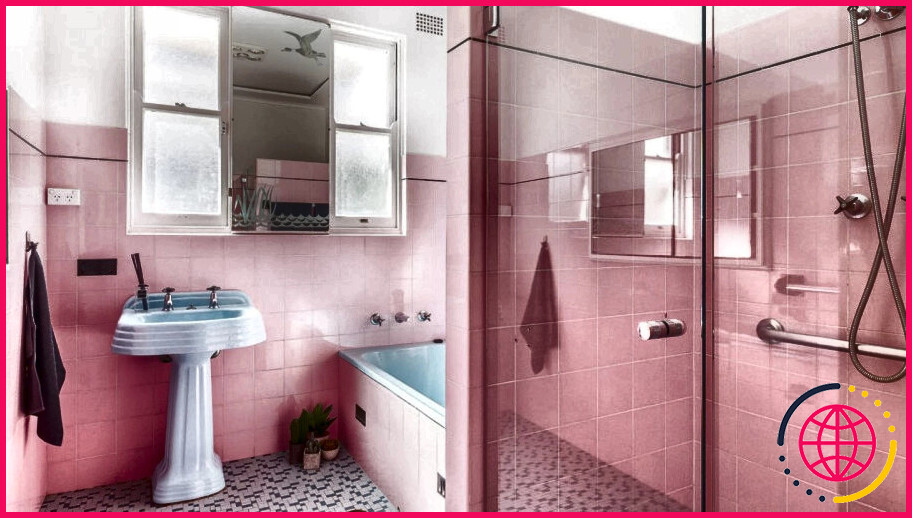 Quelle couleur va avec le carrelage rose de la salle de bain ?
