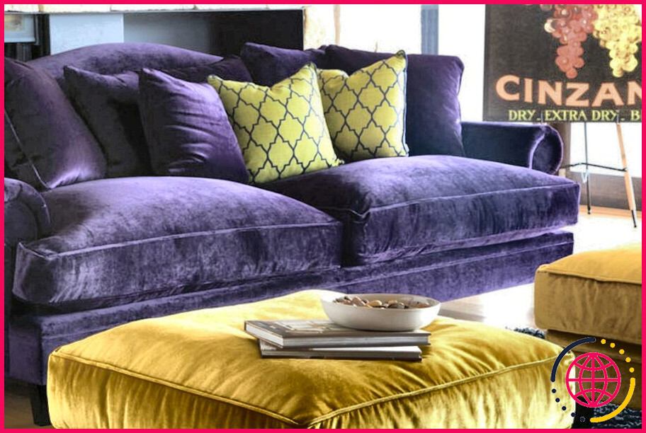 Quelles sont les couleurs qui vont avec le canapé violet ?
