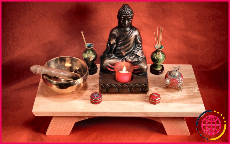 Qu'y a-t-il sur un autel bouddhiste ?
