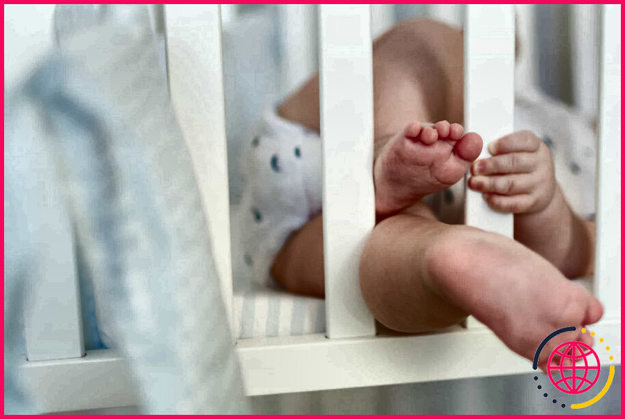 Un bébé peut-il se casser une jambe dans un lit d'enfant ?
