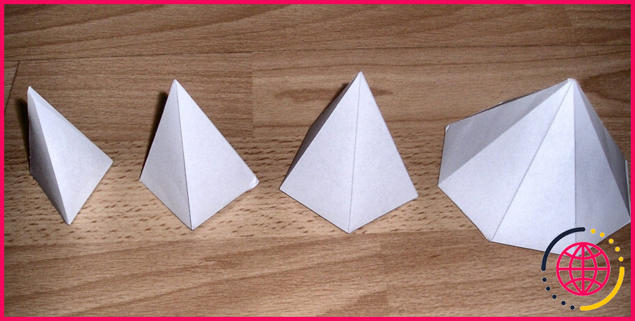 Combien de sommets de pyramide à base carrée ?