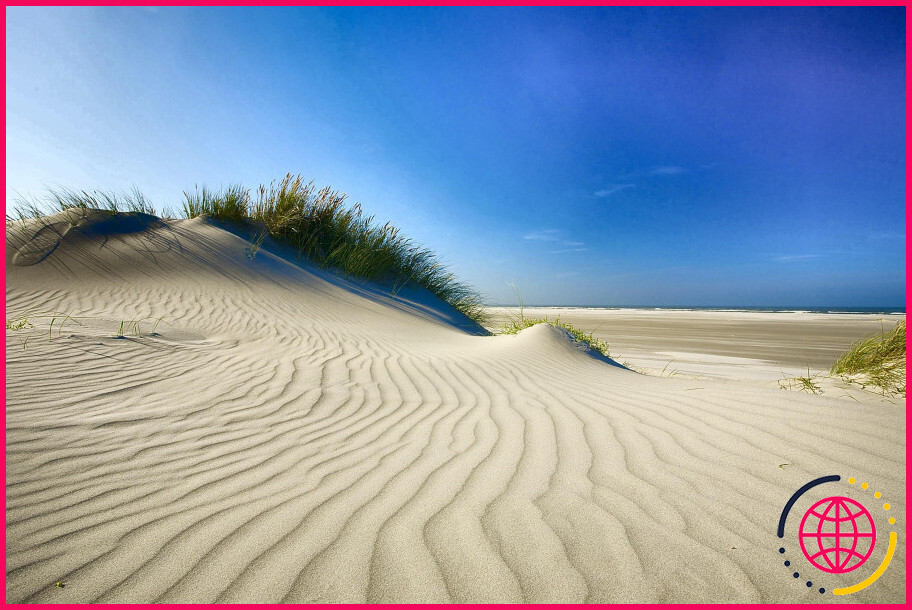 D'où vient la plage de sable ?